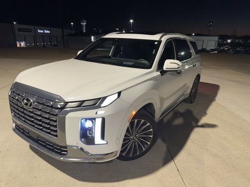 Used 2023 Hyundai Palisade Calligraphy image 3