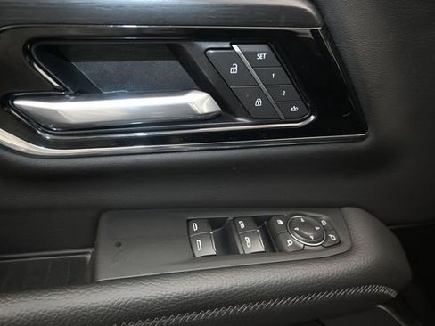 Used 2025 GMC Yukon XL Denali AWD/4WD image 12