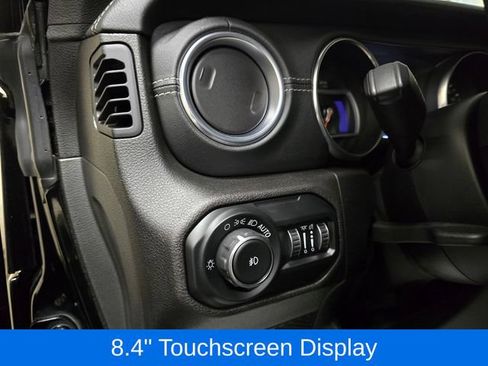 Used 2019 Jeep Wrangler Unlimited Sahara w/ Uconnect 4C Nav & Sound Group AWD/4WD image 16