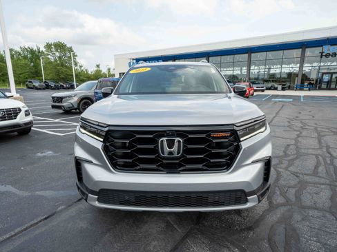 Used 2025 Honda Pilot TrailSport image 2
