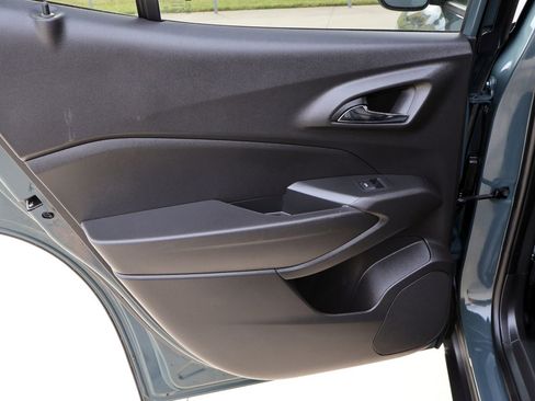 Used 2025 Chevrolet Trax LT FWD image 12