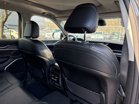 Used 2022 Jeep Grand Cherokee Limited image 25