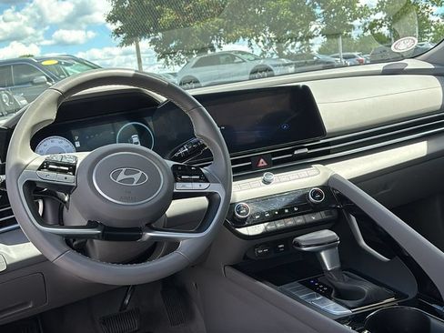 Used 2025 Hyundai Elantra SEL FWD image 13