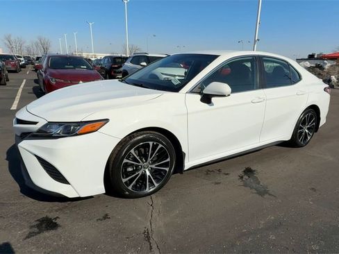 Used 2020 Toyota Camry SE image 4