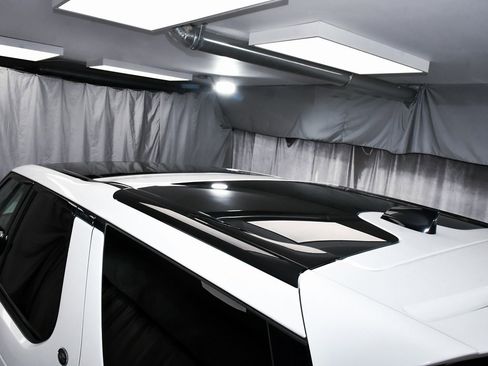 Used 2025 Land Rover Discovery S image 89