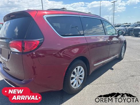 Used 2017 Chrysler Pacifica Touring-L FWD image 19