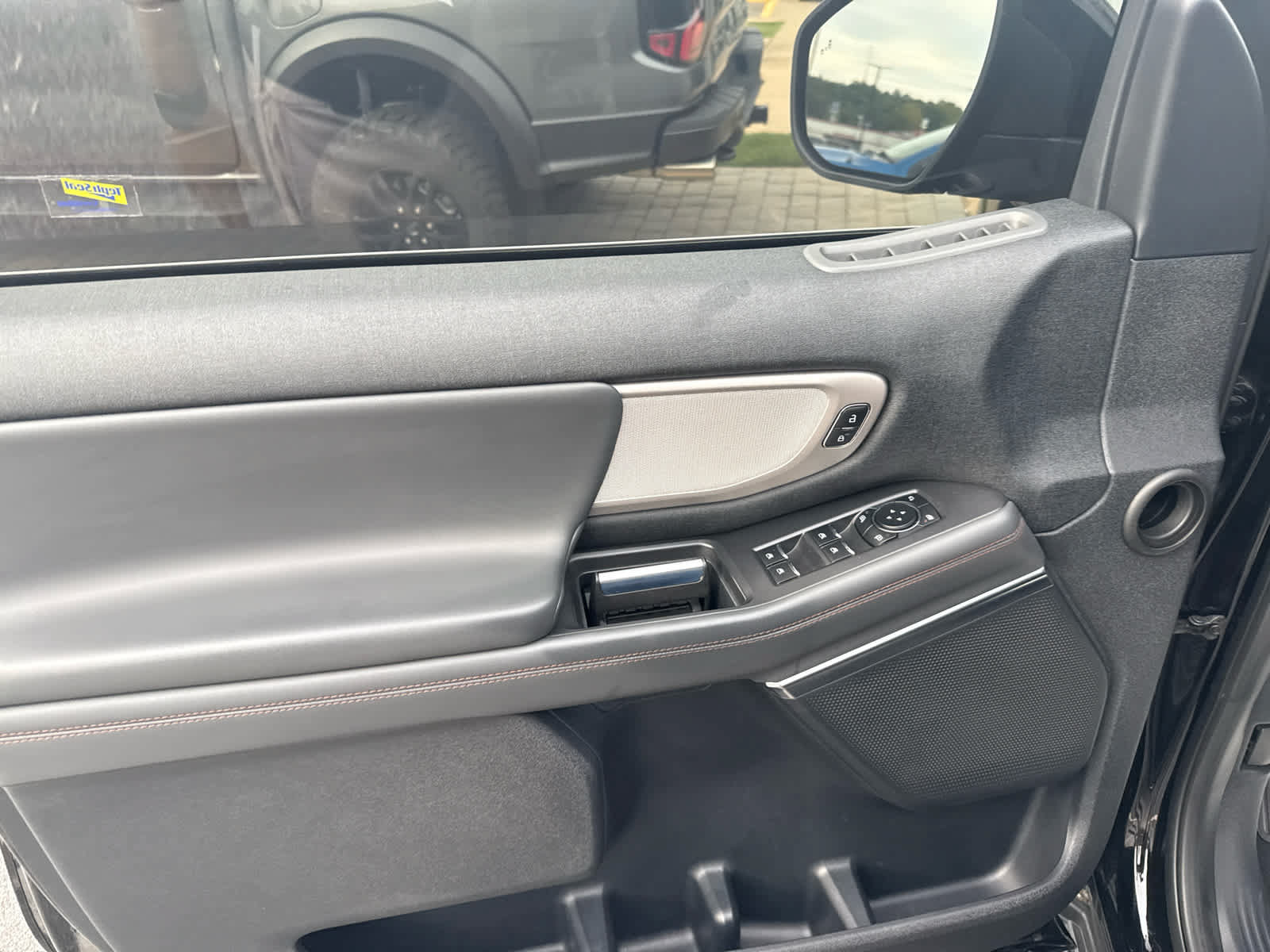 Used 2025 Ford Expedition Active RWD image 10