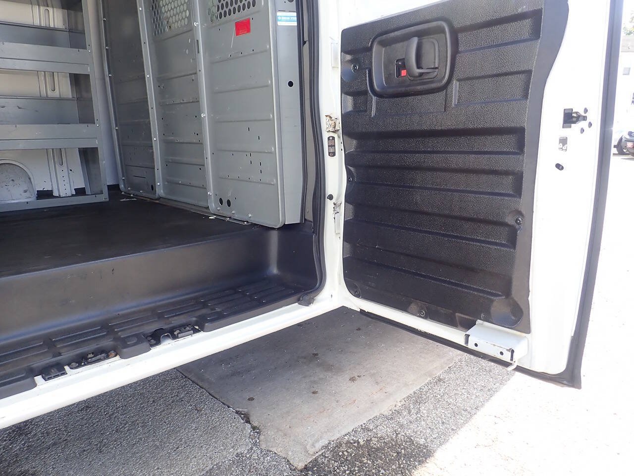 Used 2014 Chevrolet Express 2500 RWD image 22