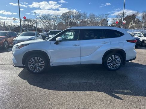 Used 2021 Toyota Highlander Platinum image 4