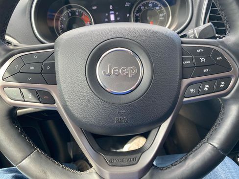 Used 2019 Jeep Cherokee Limited w/ Technology Group AWD/4WD image 18