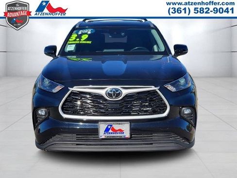 Used 2023 Toyota Highlander XLE image 2