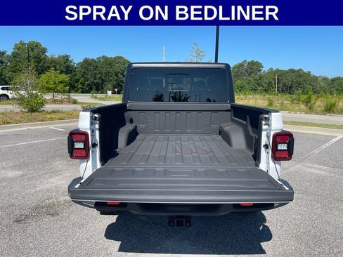 Used 2025 Jeep Gladiator Mojave w/ Convenience Group AWD/4WD image 11
