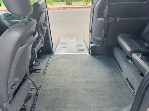 Used 2004 Dodge Grand Caravan SXT w/ Premium Group FWD image 18