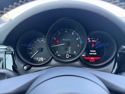 Used 2025 Porsche Macan AWD/4WD image 14