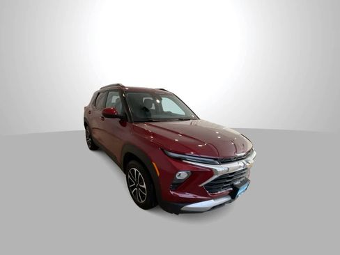 Used 2025 Chevrolet TrailBlazer LT image 2