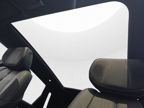 Certified 2024 Cadillac Lyriq Luxury AWD/4WD image 31