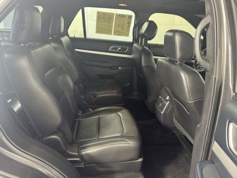 Used 2017 Ford Explorer XLT w/ Equipment Group 202A FWD image 40