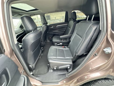 Used 2017 Toyota Highlander Limited AWD/4WD image 25