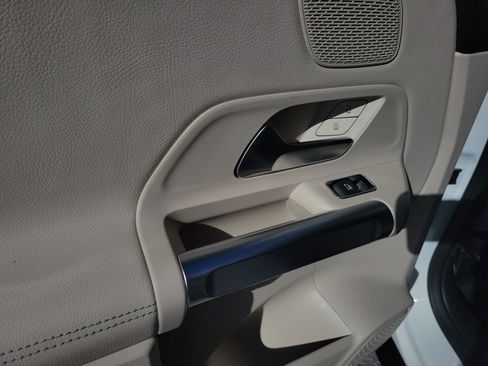 Certified 2025 Mercedes-Benz GLB 250 image 11