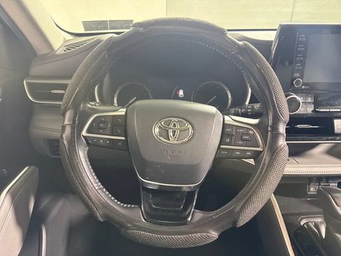 Used 2020 Toyota Highlander XLE AWD/4WD image 21