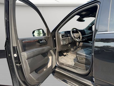Used 2025 Chevrolet Suburban LS AWD/4WD image 17