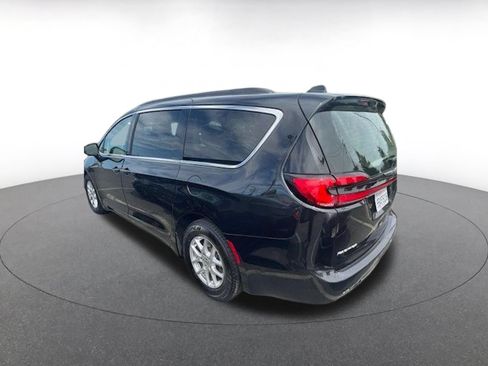 Used 2022 Chrysler Pacifica Touring-L FWD image 3