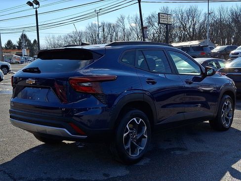 Used 2024 Chevrolet Trax LT w/ LT Convenience Package image 4