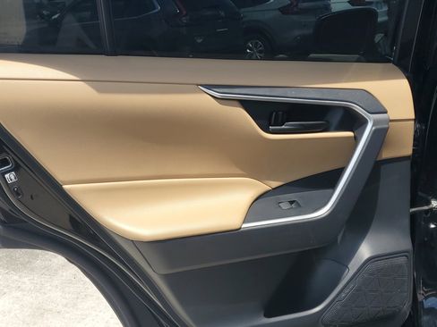 Used 2019 Toyota RAV4 LE FWD image 11