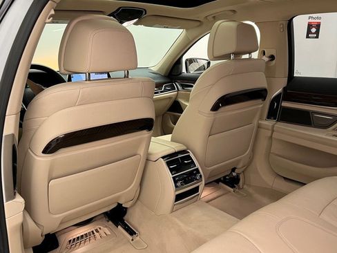Used 2022 BMW 740i image 21
