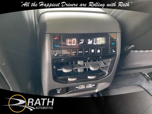 Used 2022 Jeep Grand Cherokee Overland w/ Luxury Tech Group IV AWD/4WD image 21