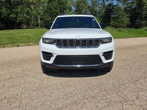 Used 2025 Jeep Grand Cherokee Laredo X AWD/4WD image 13