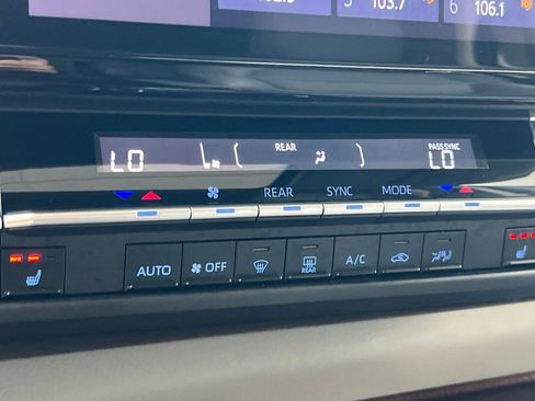 Used 2024 Toyota Sienna XLE image 21