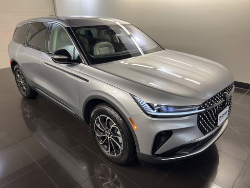 Used 2026 Lincoln Nautilus Premier image 1