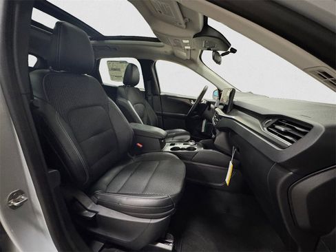 New 2025 Ford Escape SE w/ Class II Trailer Tow Package image 15