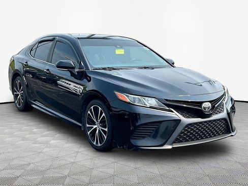 Used 2018 Toyota Camry SE w/ Convenience Package FWD image 3
