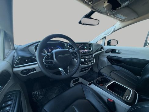 Used 2024 Chrysler Pacifica Touring-L image 24