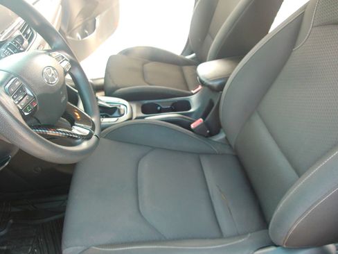 Used 2019 Hyundai Elantra GT FWD image 12