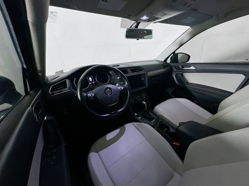 Used 2018 Volkswagen Tiguan SE w/ Panoramic Sunroof Package image 18