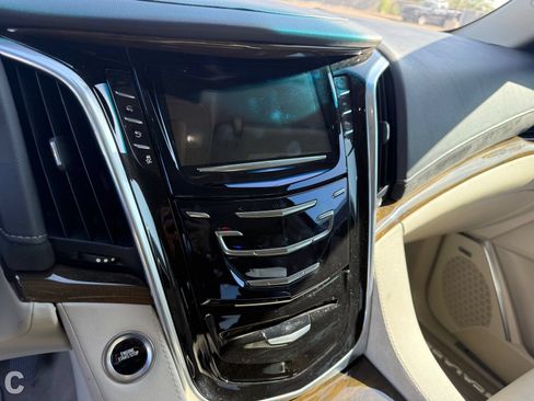 Certified 2018 Cadillac Escalade Luxury AWD/4WD image 19