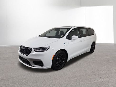 Used 2022 Chrysler Pacifica Limited w/ Uconnect Theater Family Group image 2