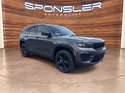 Used 2022 Jeep Grand Cherokee Altitude AWD/4WD image 9