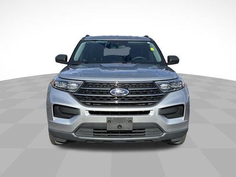 Used 2023 Ford Explorer XLT image 3