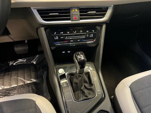 Certified 2025 Volkswagen Taos SE FWD image 27