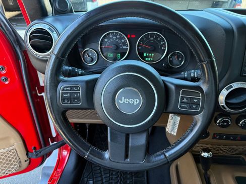Used 2012 Jeep Wrangler Unlimited Sahara w/ Connectivity Group AWD/4WD image 38