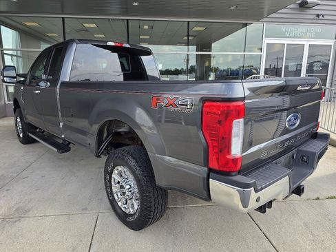Used 2017 Ford F250 XLT w/ XLT Premium Package AWD/4WD image 3