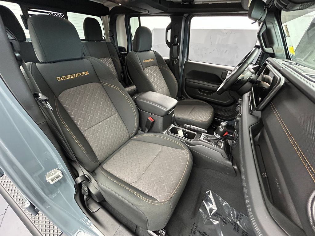 Used 2024 Jeep Gladiator Mojave AWD/4WD image 12