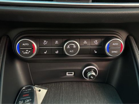 Used 2023 Alfa Romeo Stelvio Ti AWD/4WD image 27