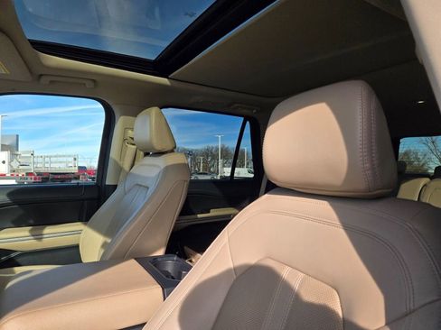 Used 2024 Ford Expedition Limited image 27