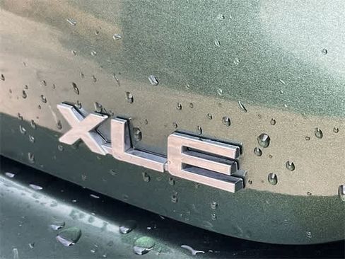 Used 2023 Toyota Highlander XLE image 11