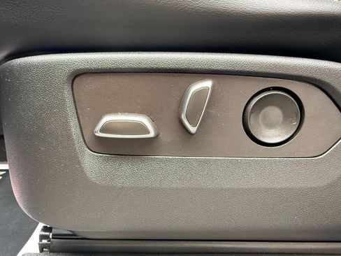 Used 2022 Cadillac Escalade Premium Luxury AWD/4WD image 21